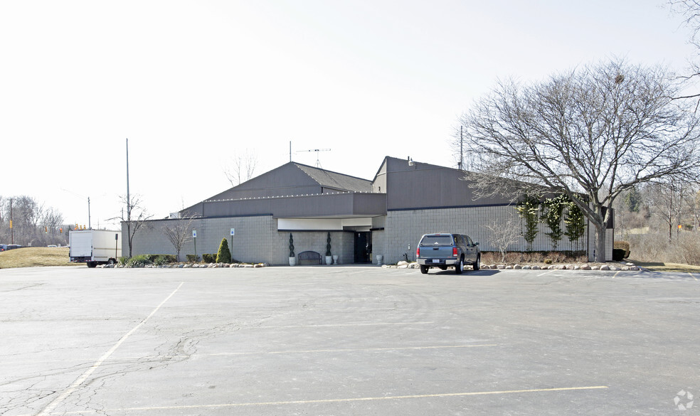 900 W Avon Rd, Rochester Hills, MI for lease - Building Photo - Image 3 of 4