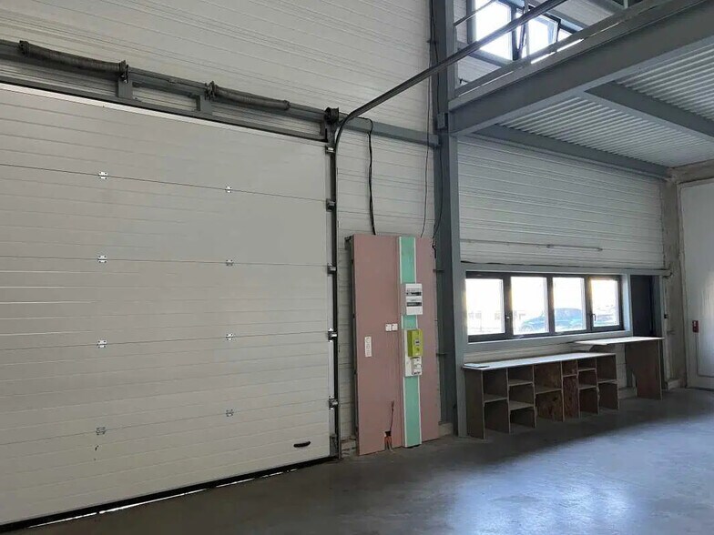 Flex in Salleboeuf for lease - Interior Photo - Image 3 of 8