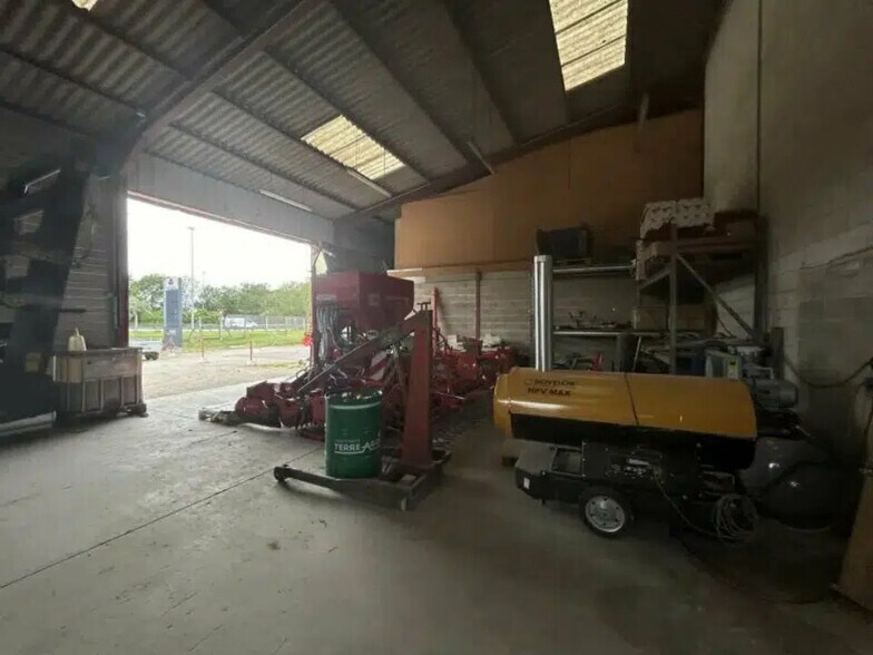 Flex in Saint-André-les-Vergers for lease - Interior Photo - Image 3 of 8