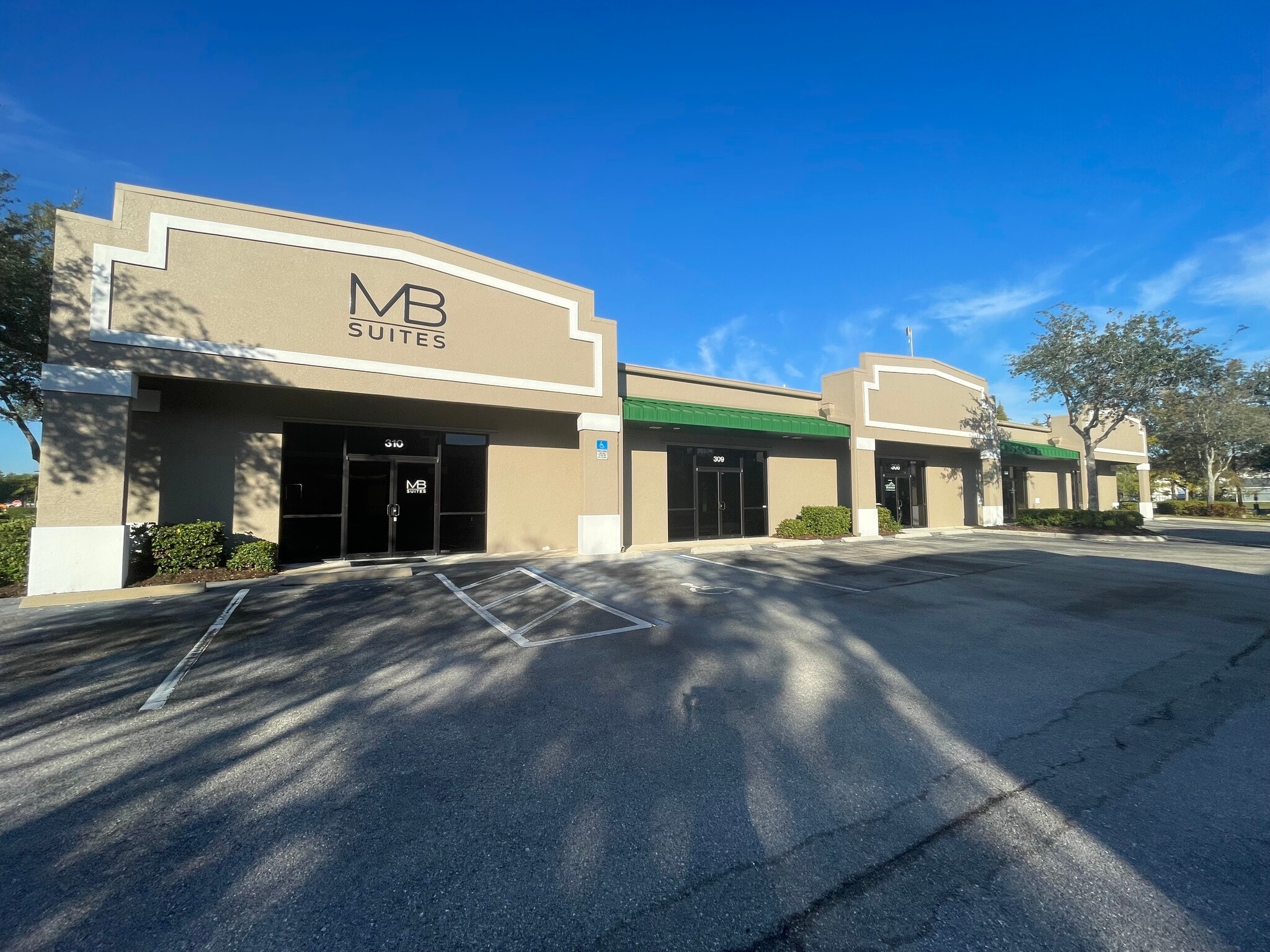 8971 Daniels Center Dr, Fort Myers, FL for lease Building Photo- Image 1 of 13