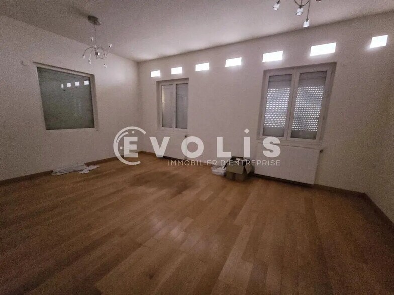 Office in Longjumeau for sale - Interior Photo - Image 2 of 7