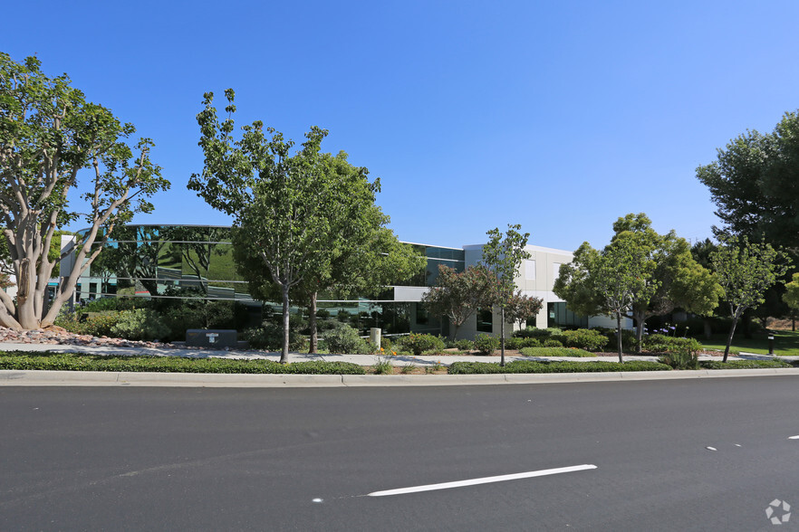 7090 Miratech Dr, San Diego, CA for lease - Building Photo - Image 2 of 20