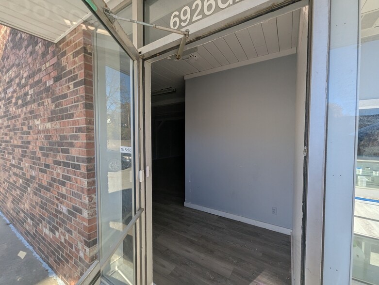 6926 N University St, Peoria, IL for lease - Building Photo - Image 3 of 13