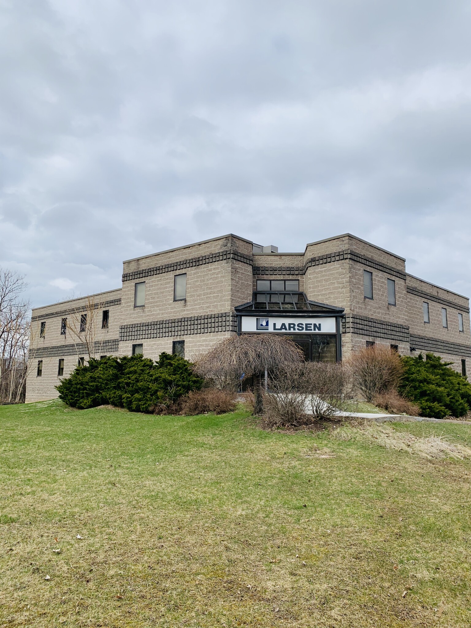 700 W Metro Park, Rochester, NY for lease Building Photo- Image 1 of 8