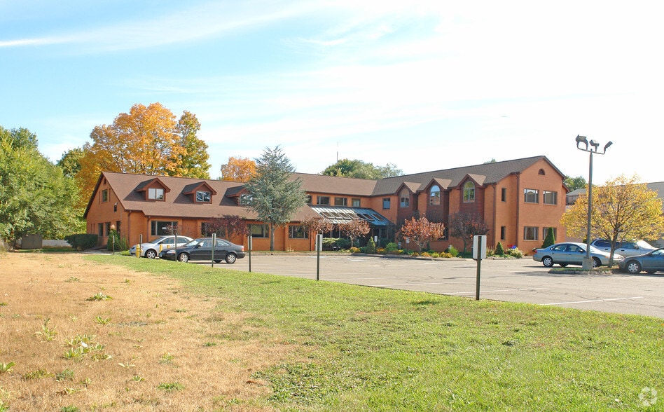 941-945 Queen St, Southington, CT for sale - Primary Photo - Image 1 of 1