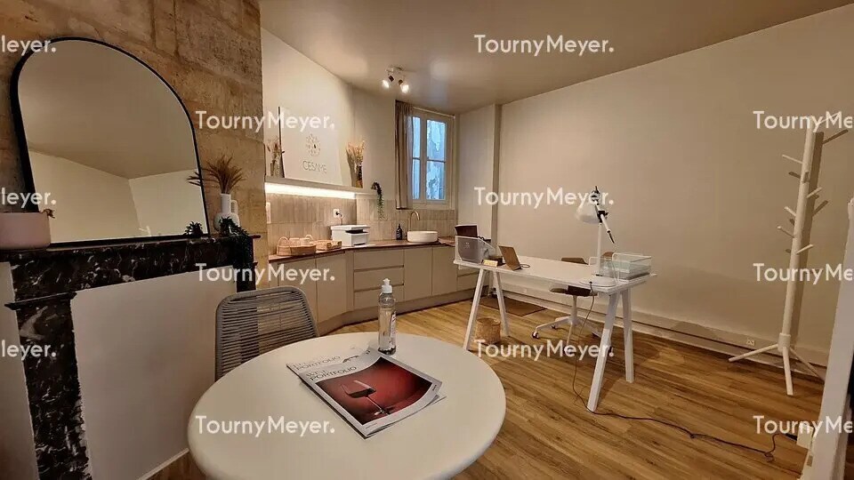 Office in Bordeaux for lease - Interior Photo - Image 1 of 5