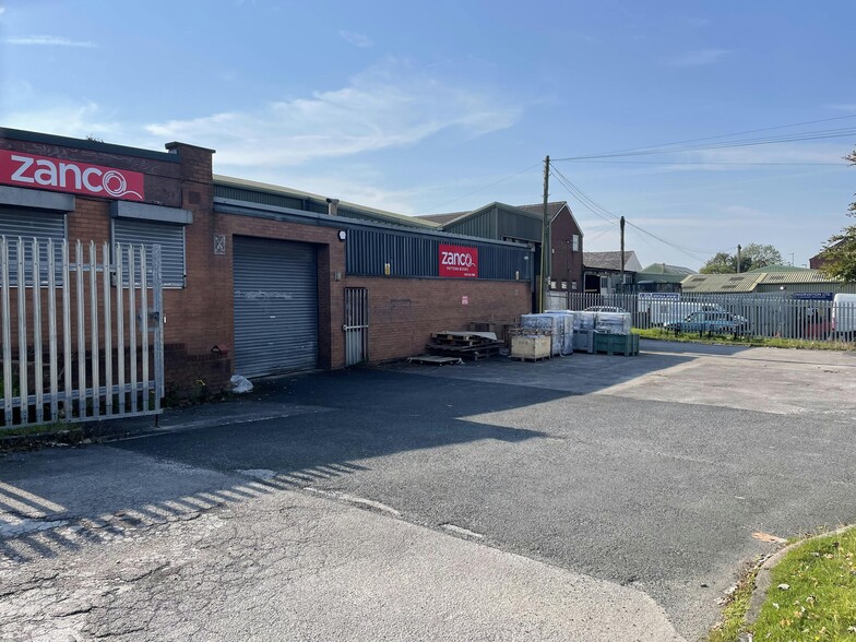 115 Huddersfield Rd, Oldham for lease - Building Photo - Image 3 of 11