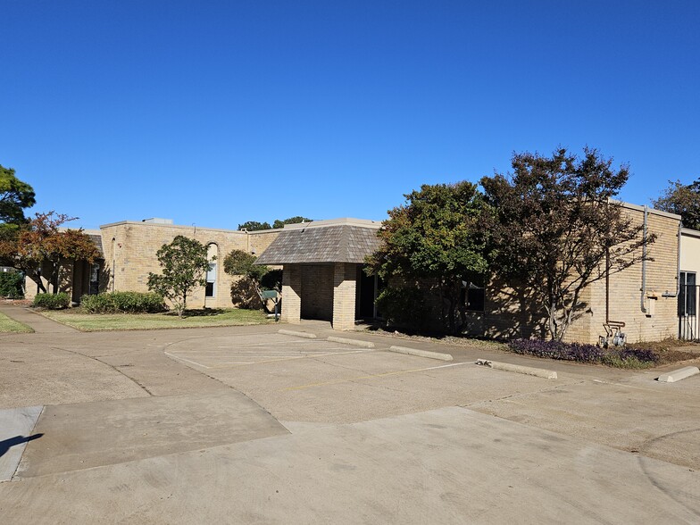 2109 Roosevelt Drive dr, Dalworthington Gardens, TX for sale - Building Photo - Image 2 of 8