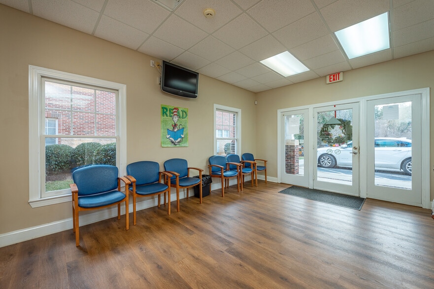 110 Chadwick Square Ct, Hendersonville, NC for sale - Building Photo - Image 3 of 25