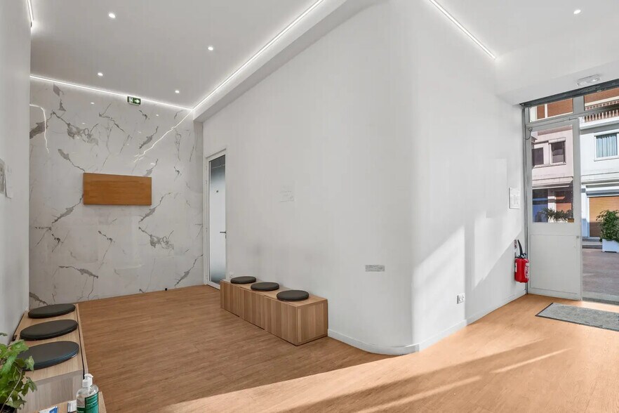 Office in Paris for sale - Lobby - Image 2 of 9