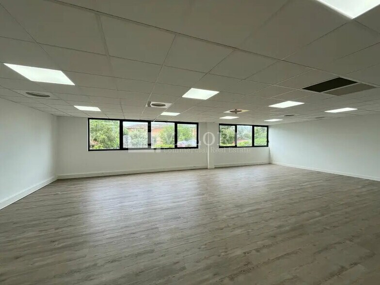 Office in Vitrolles for lease - Building Photo - Image 3 of 24