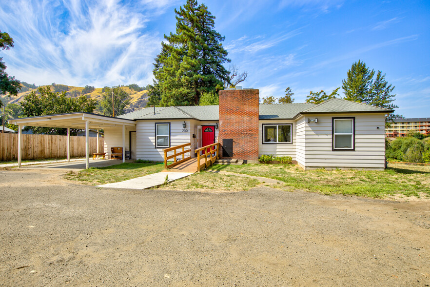 722 SE Flint St, Roseburg, OR for sale - Primary Photo - Image 1 of 43