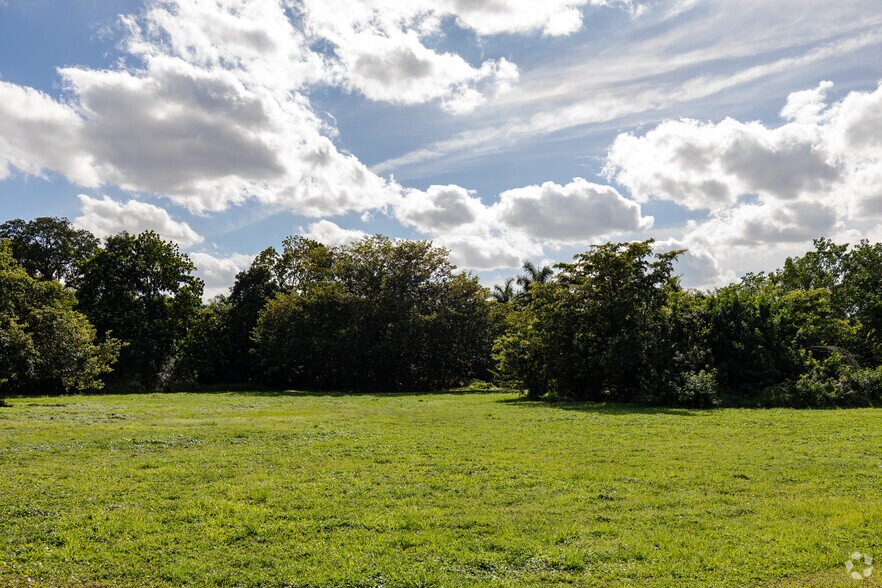 SW 57 St, Davie, FL for sale - Primary Photo - Image 1 of 6