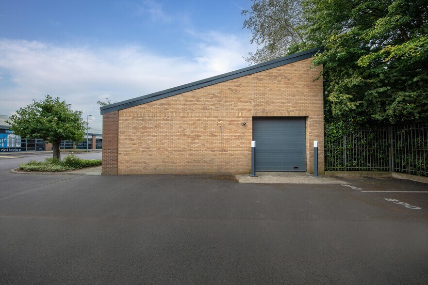 890 Plymouth Rd, Slough for lease - Building Photo - Image 3 of 4