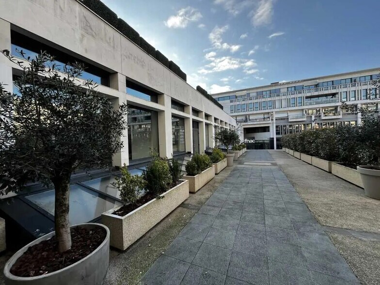 Office in Rouen for lease - Building Photo - Image 3 of 13