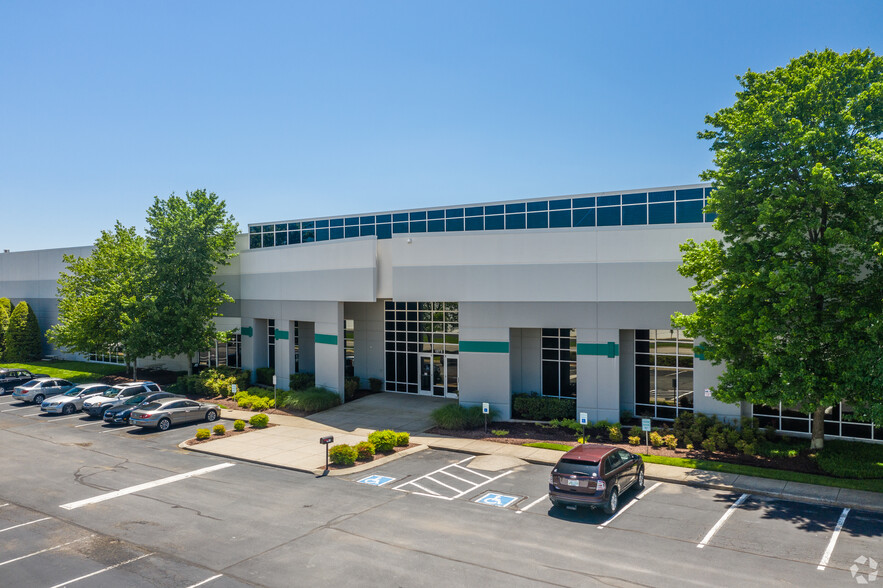 1000-1001 Centre Pointe Dr, La Vergne, TN for lease - Primary Photo - Image 1 of 3