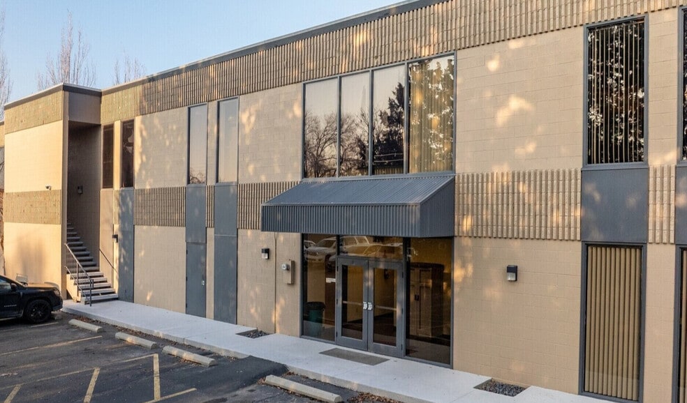 3131 W State St | State Street Center portfolio of 2 properties for sale on LoopNet.com - Building Photo - Image 3 of 22