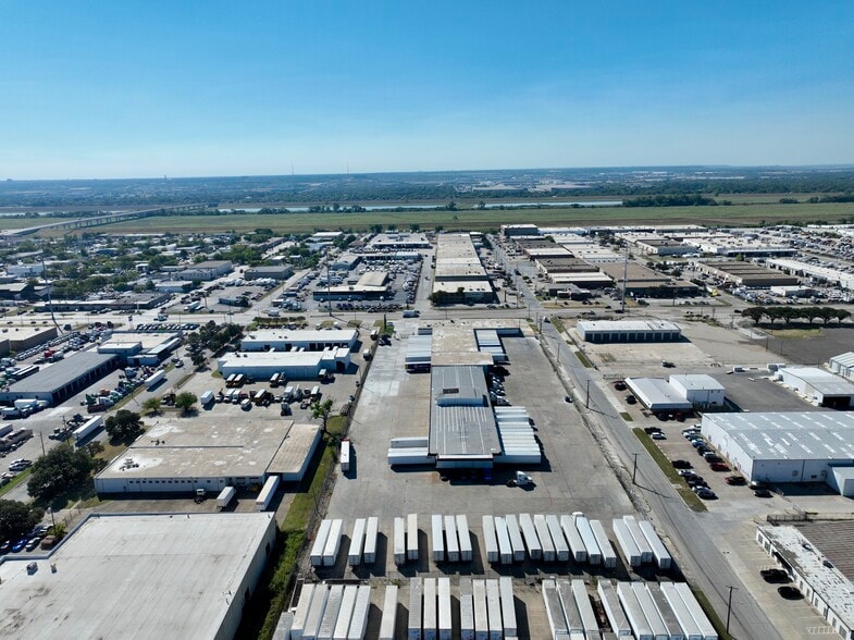 3817 Irving Blvd, Dallas, TX for lease - Building Photo - Image 2 of 17