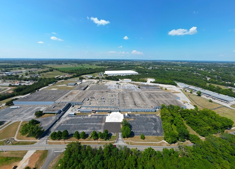 900-1000 Tyrone Pike, Versailles, KY for lease - Building Photo - Image 2 of 14