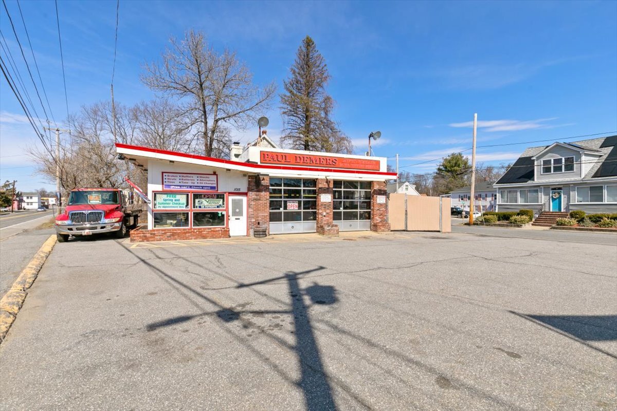 1015 Lakeview Ave, Dracut, MA for sale Primary Photo- Image 1 of 1