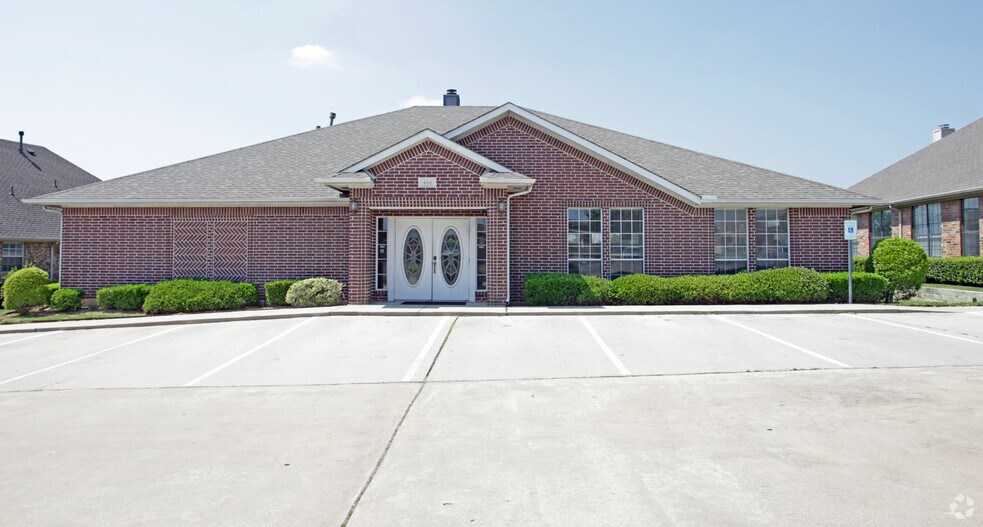 466 Mid Cities Blvd, Hurst, TX for sale - Building Photo - Image 2 of 9