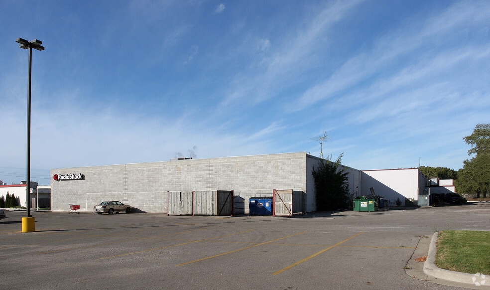 850-880 W Sherman Blvd, Muskegon, MI for lease - Building Photo - Image 2 of 5