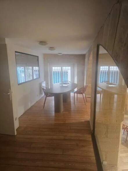 Retail in Bordeaux for lease - Interior Photo - Image 3 of 5