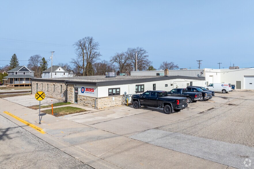 453 5th St, Random Lake, WI for lease - Primary Photo - Image 1 of 4