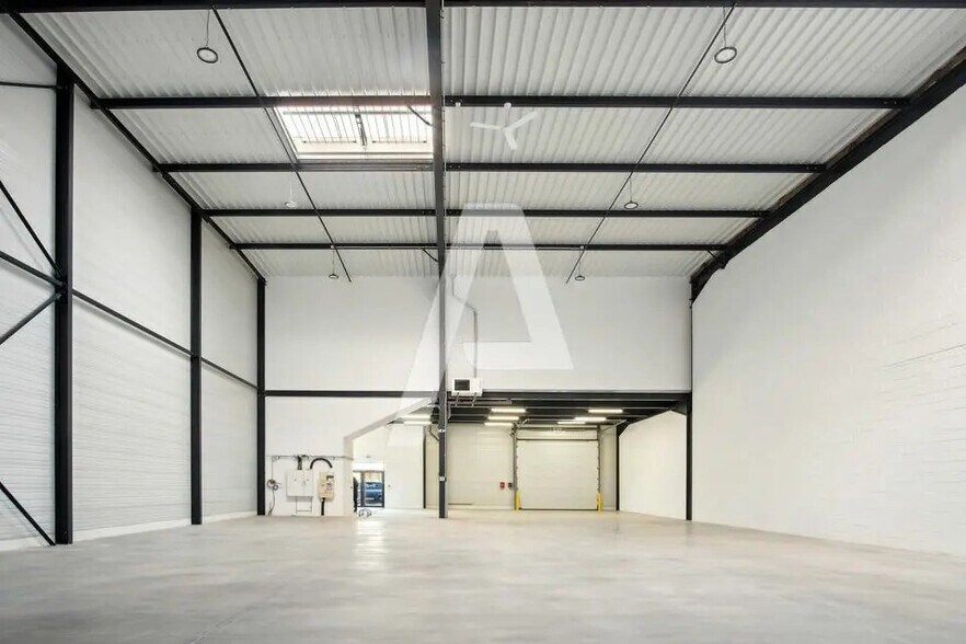 Flex in Chalifert for lease - Interior Photo - Image 3 of 5