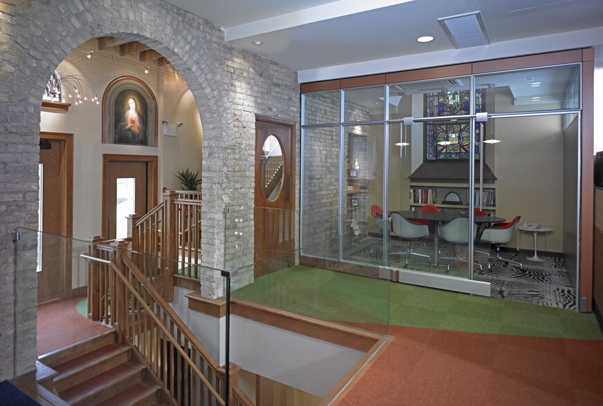 13100 Watertown Plank Rd, Elm Grove, WI for sale - Interior Photo - Image 1 of 1