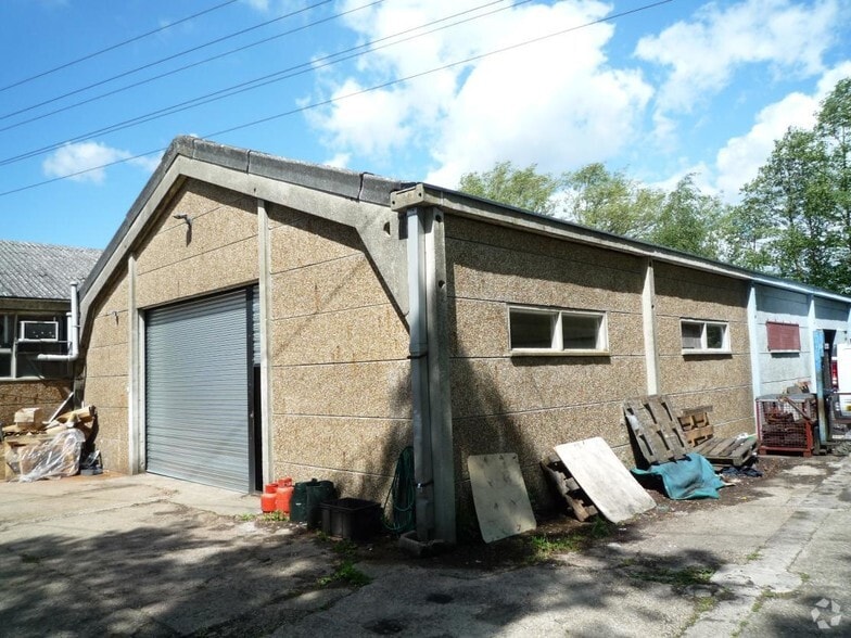 103 Lower Weybourne Ln, Badshot Lea for sale - Primary Photo - Image 1 of 1