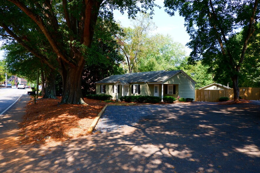 36 Woodstock Rd, Roswell, GA 30075