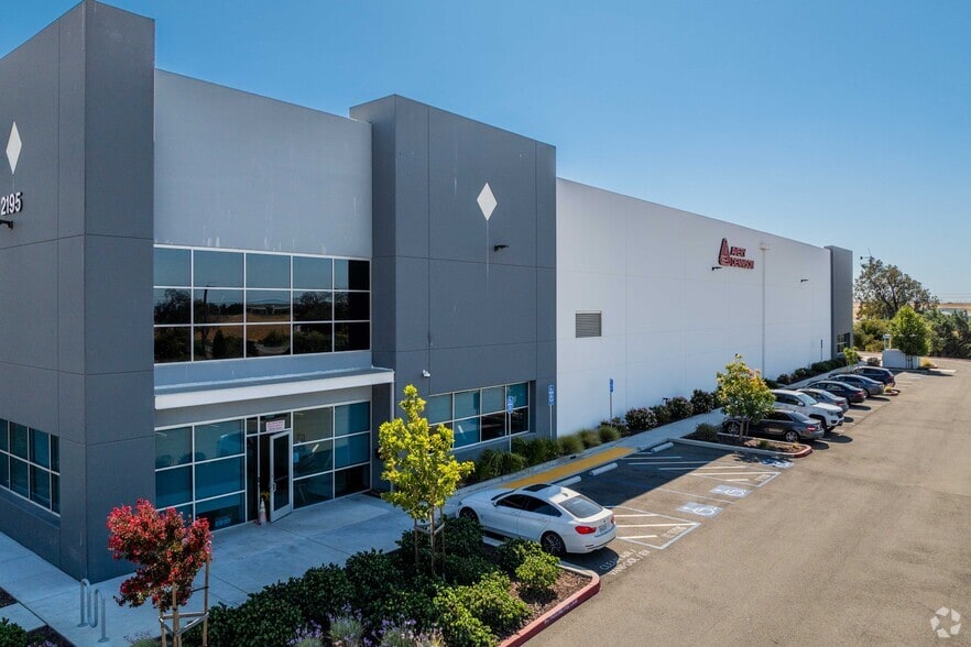 2195 Huntington Dr, Fairfield, CA for lease - Building Photo - Image 2 of 3