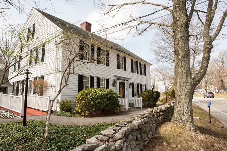 957 Storrs Rd, Storrs Mansfield, CT 06268