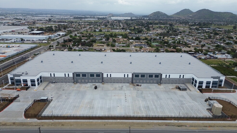 19275 Slover Ave, Bloomington, CA for lease - Building Photo - Image 3 of 5