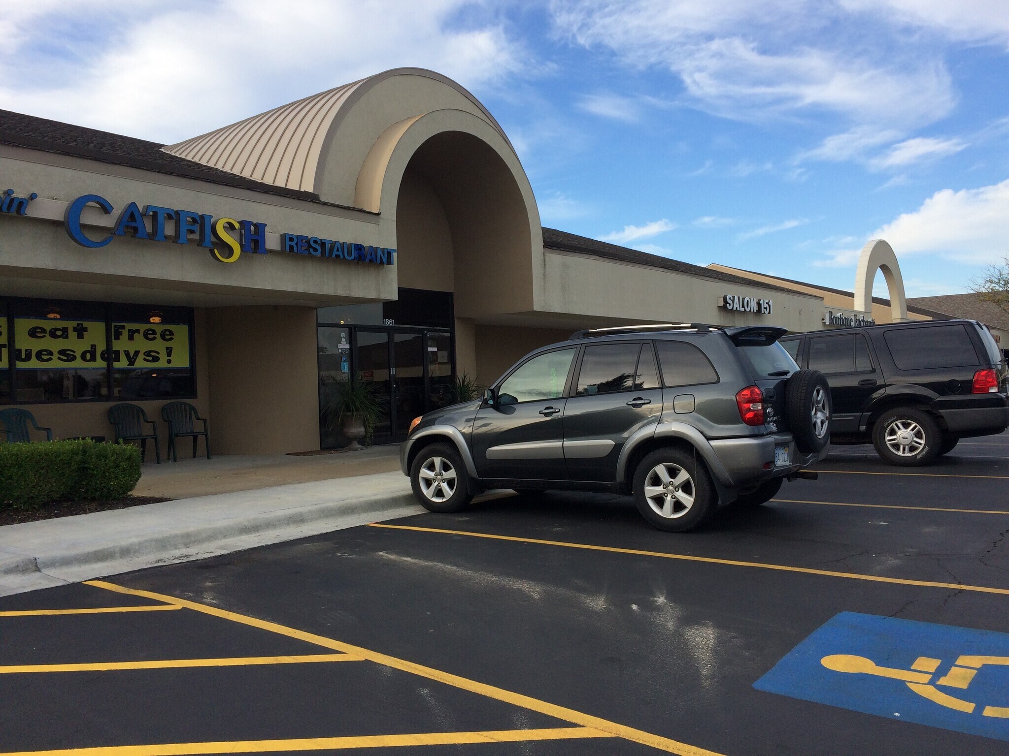 18111861 S Ridgeview Rd, Olathe, KS 66062 Village Centre Shopping Center