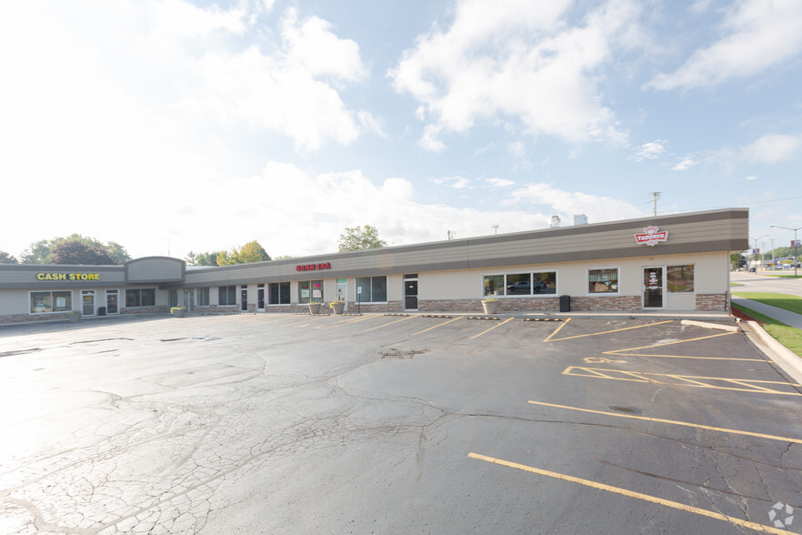 101-131 S Military Ave, Green Bay, WI for lease - Building Photo - Image 3 of 8