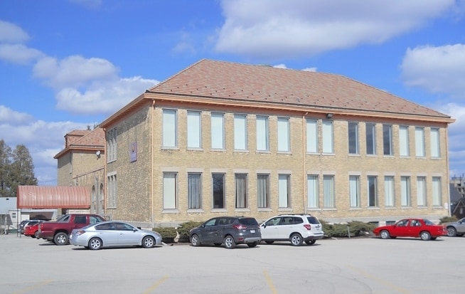 1034 S 18th St, Manitowoc, WI for lease - Primary Photo - Image 1 of 28