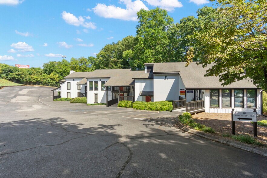 870 Wade Hampton Blvd, Greenville, SC for lease - Building Photo - Image 2 of 3