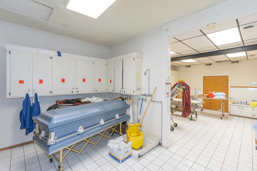 1401 S Fant St, Anderson, SC for sale - Interior Photo - Image 2 of 62