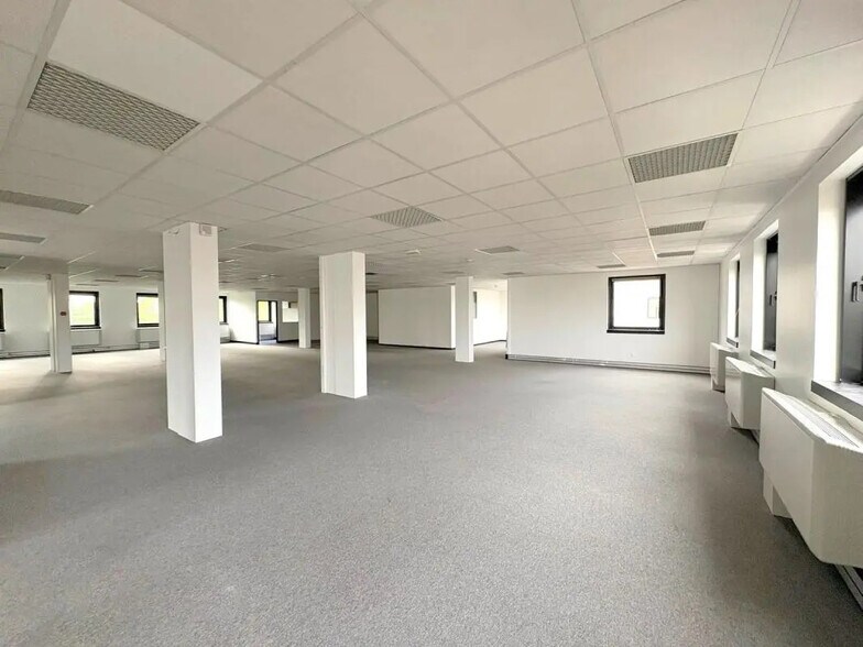 Office in Le Pecq for lease - Building Photo - Image 2 of 9