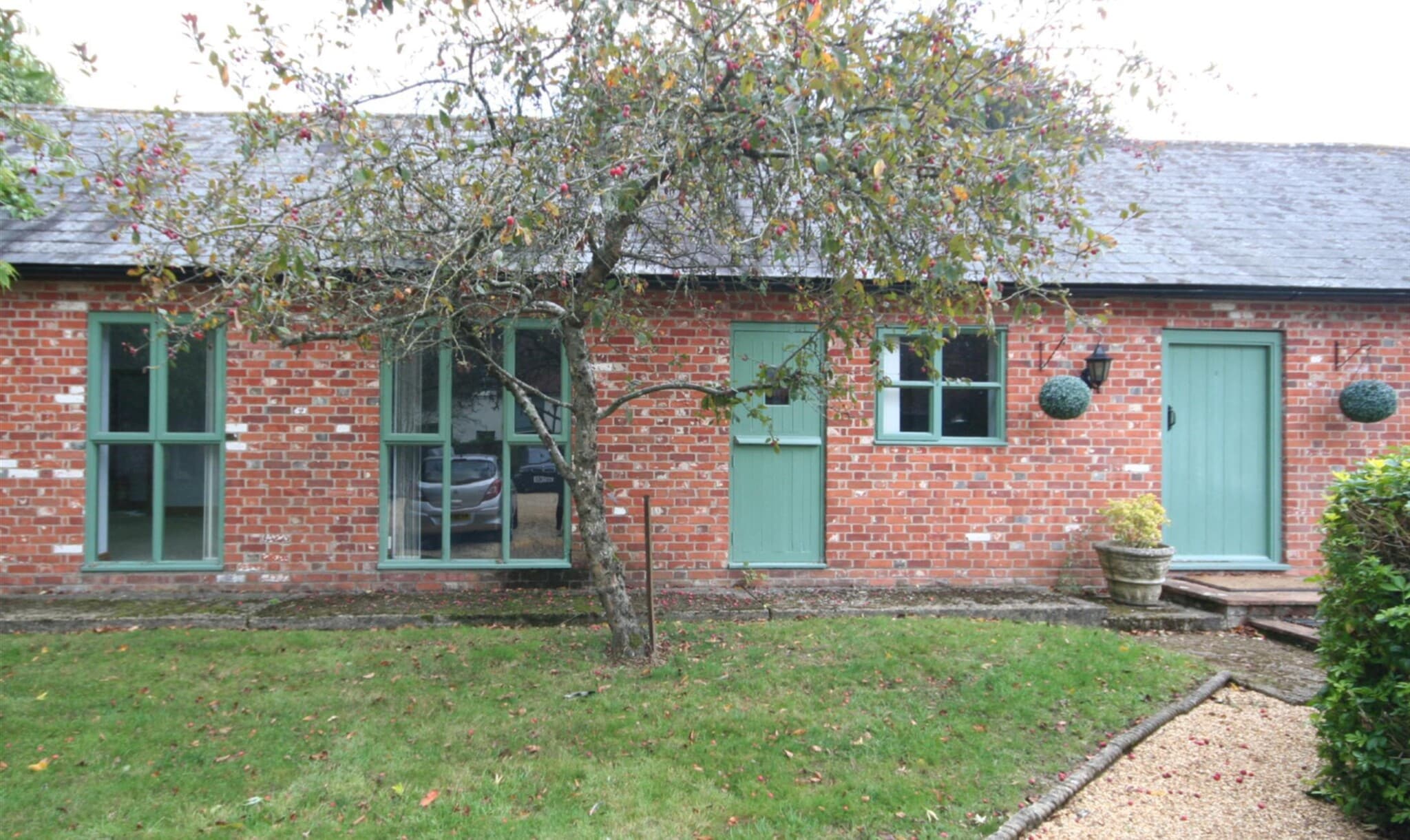 2 Clarendon Ct, Stockbridge for lease Building Photo- Image 1 of 7