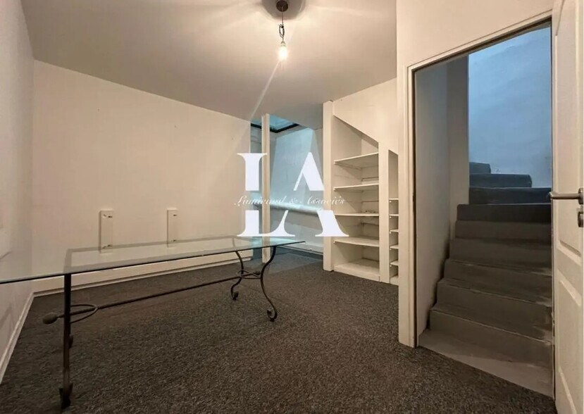 Retail in Paris for lease - Interior Photo - Image 3 of 4