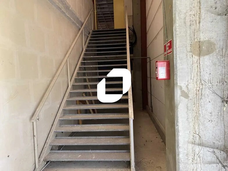 Retail in La Ville-du-Bois for lease - Interior Photo - Image 2 of 12