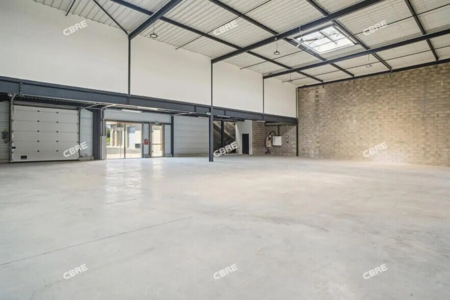 Flex in Marolles-en-Hurepoix for lease - Interior Photo - Image 1 of 10