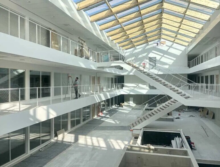 Office in Rouen for lease - Interior Photo - Image 2 of 9