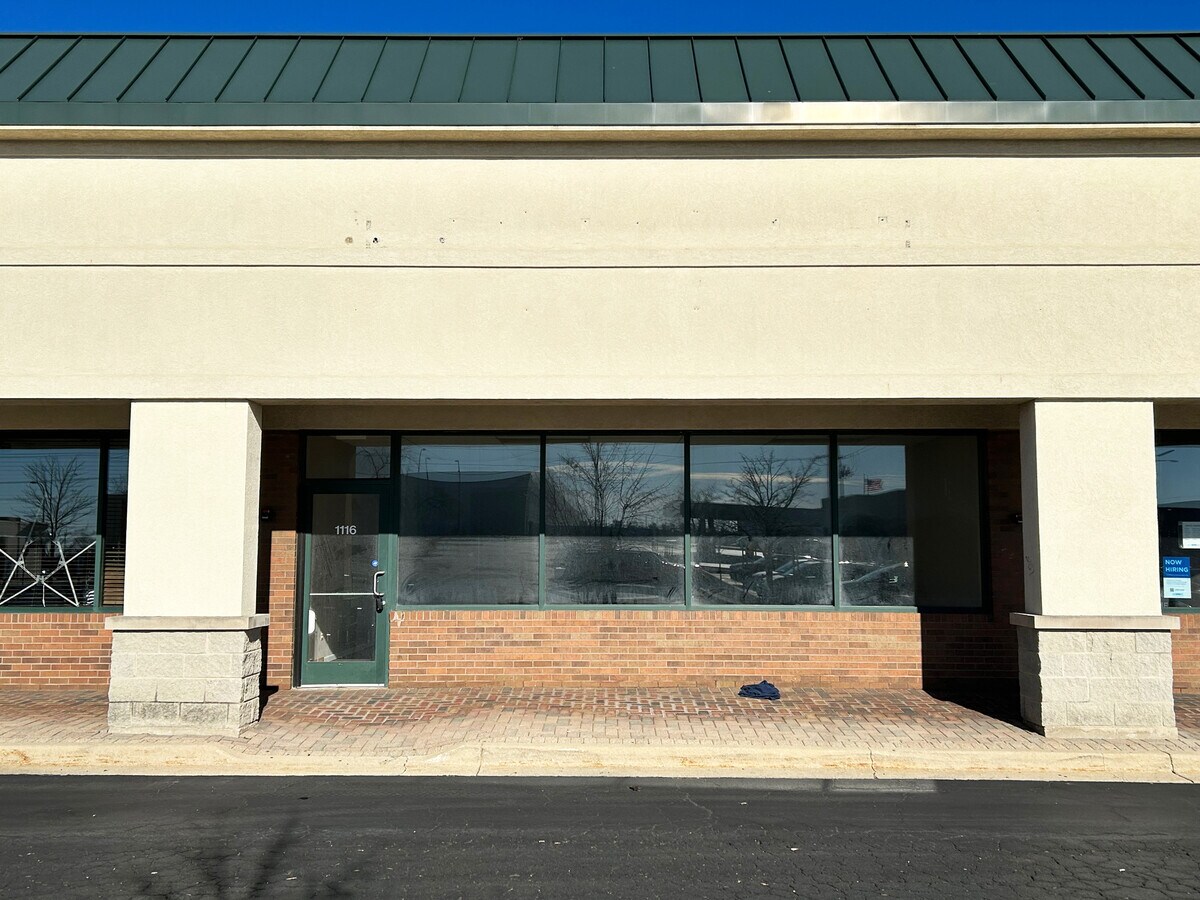 1116 W Devon Ave, Elk Grove Village, IL 60007 1,850 SF Office/Retail Unit
