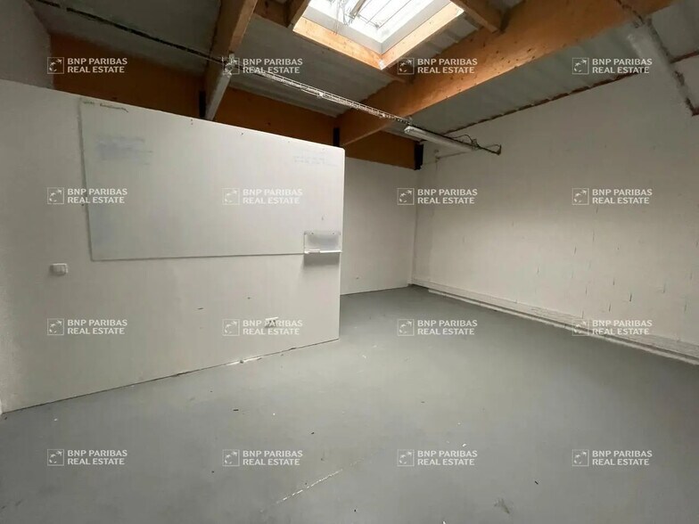 Flex in Croissy-Beaubourg for lease - Interior Photo - Image 3 of 5