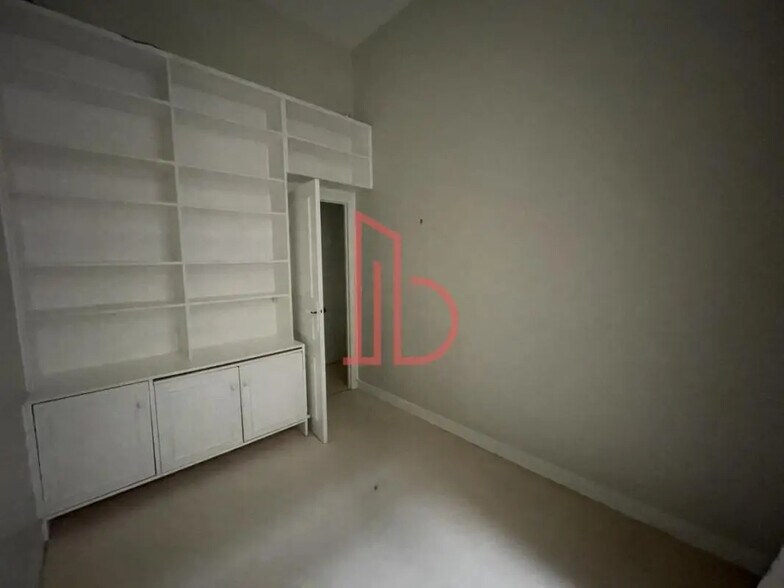 Office in Bordeaux for lease - Interior Photo - Image 3 of 4