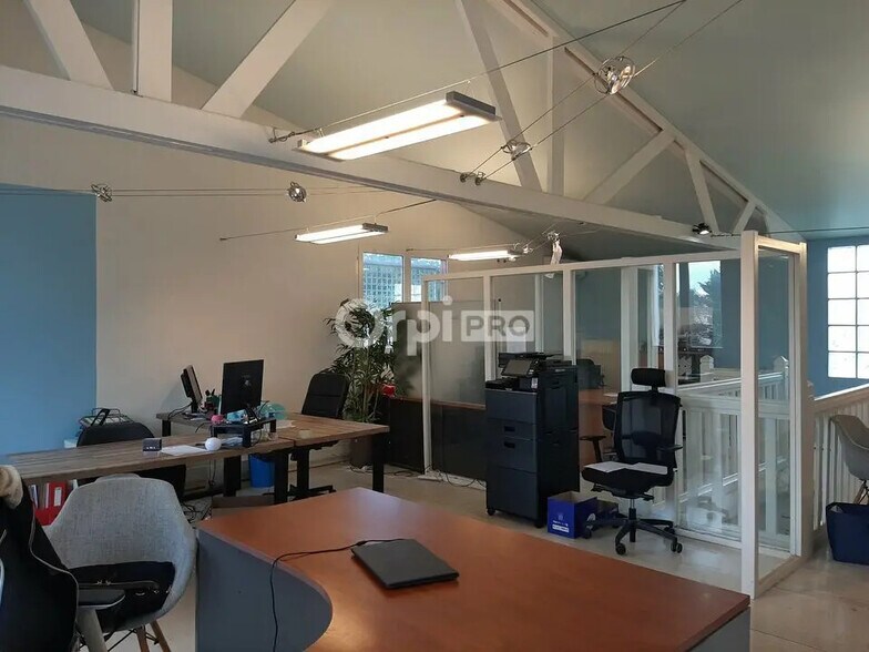 Retail in Valence for lease - Interior Photo - Image 2 of 10